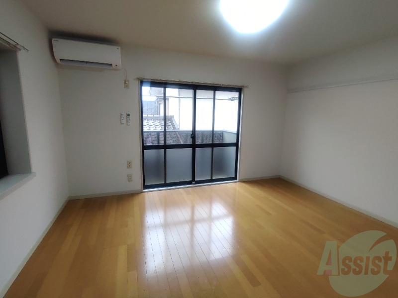 居室・リビング　広くきれいなリビングは明るい光も良く差します。