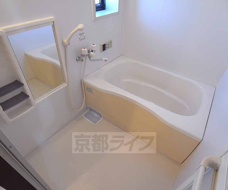 バス・シャワールーム　窓付きで明るいバスルーム。