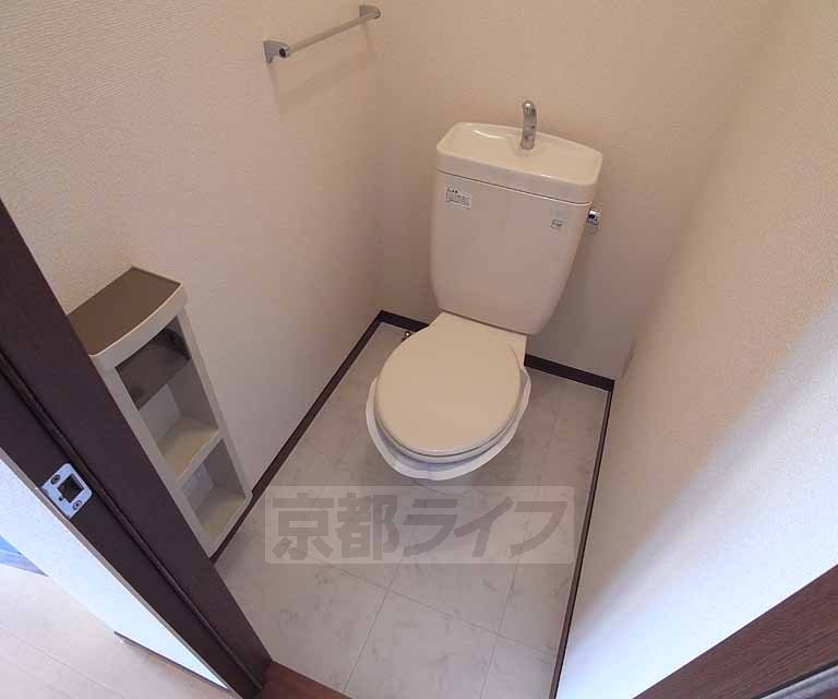 トイレ　物の置き場が嬉しいトイレです。