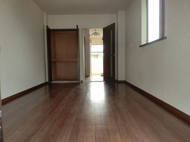 居室・リビング　小窓がある明るい洋間です。