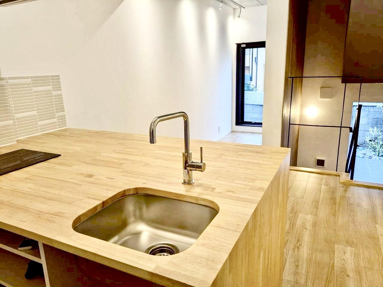 キッチン　光が気持ちよく巡る、料理も暮らしも楽しめるキッチン