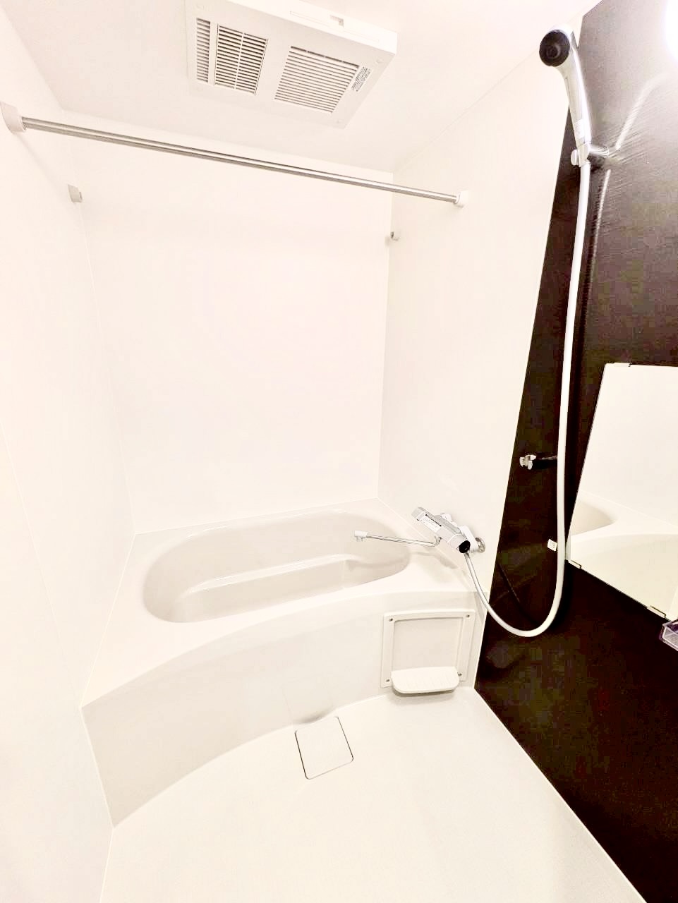 バス・シャワールーム　一日の疲れをそっとほどく、清潔感あるバスルーム