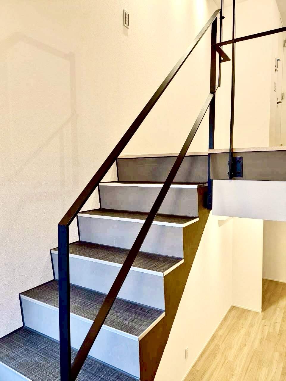 玄関　上がるたび気分が上がる、スタイリッシュなデザイン階段