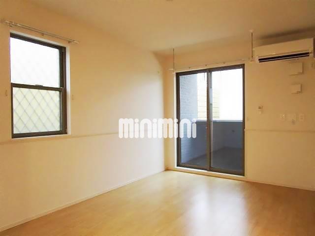 居室・リビング　光の入る明るいリビング。