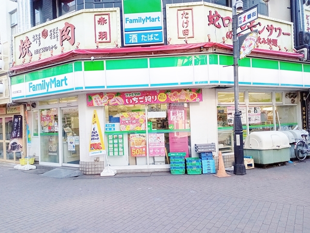コンビニ　ファミリーマート赤羽駅前店（コンビニ）まで230m