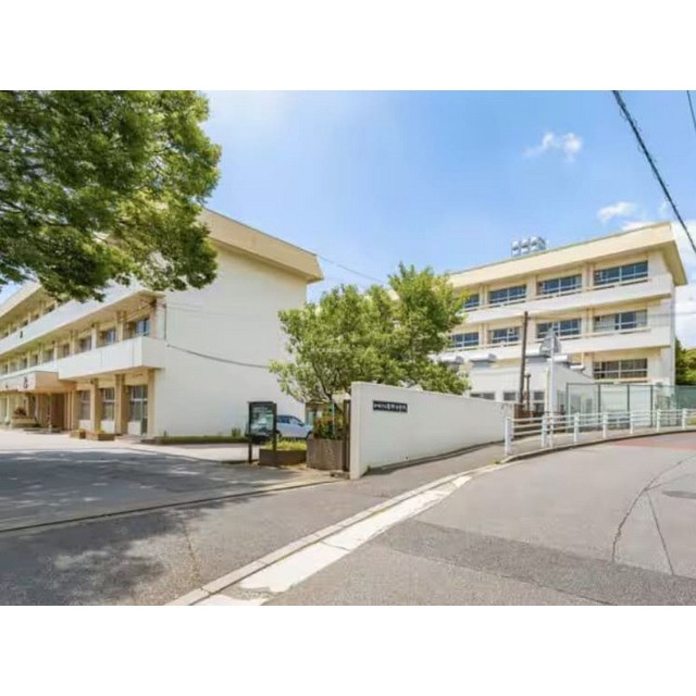 中学校　高根中学校（中学校）まで1120m