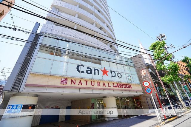 コンビニ　ナチュラルローソン代々木駅西店（コンビニ）まで12m
