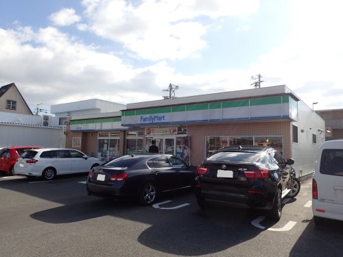 コンビニ　ファミリーマート甚目寺八尻店（コンビニ）まで737m