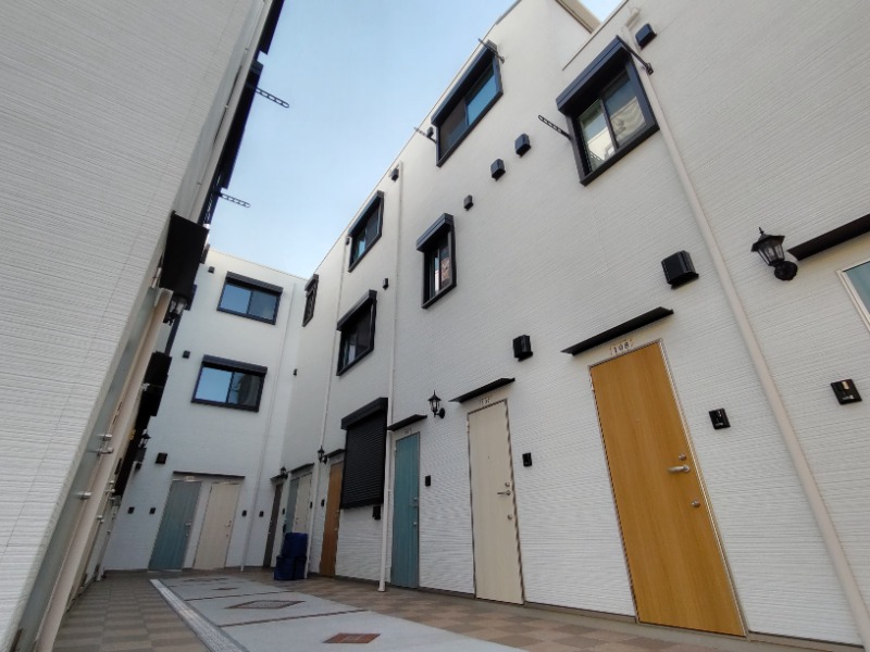 エントランス　各部屋ドアの色が特徴的なエントランス