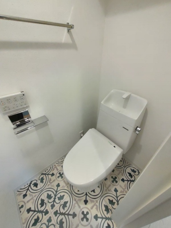 トイレ　タイル調の床が特徴的なトイレ