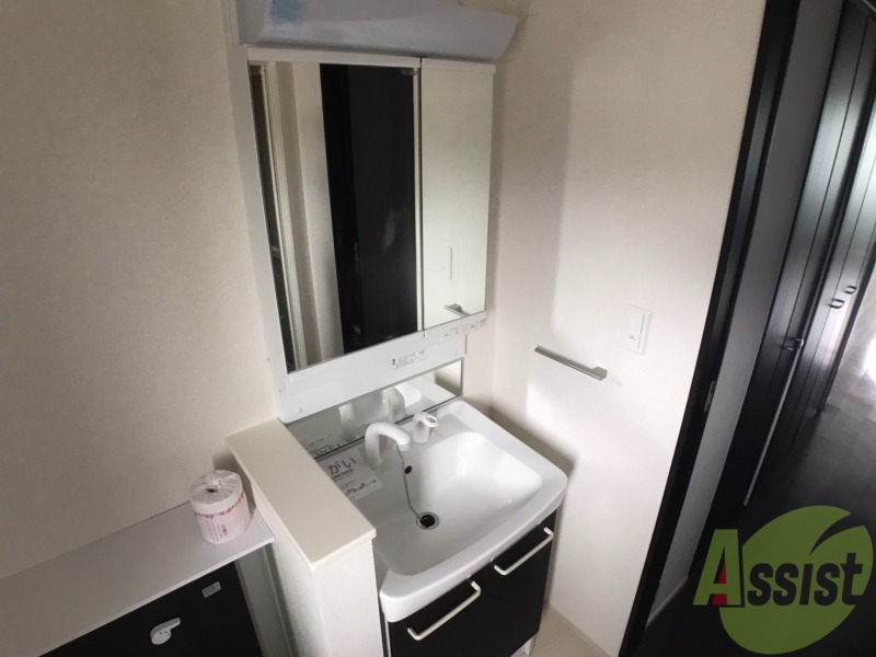 洗面設備　洗面台はシンプルなつくりで手入れがしやすそうですね。