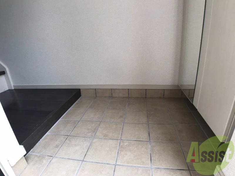 玄関　玄関から撮影しました。明るい印象ですね。