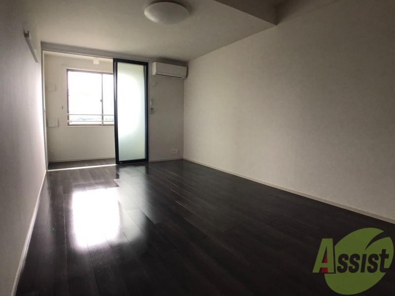 居室・リビング　広くてきれいなリビングが広がっていて居心地が良さそうですね。