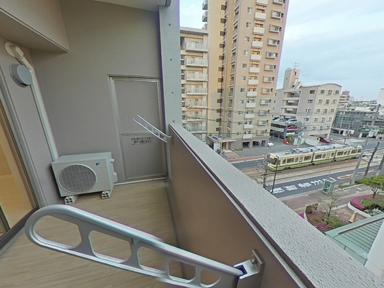 バルコニー　※掲載写真は同マンション別部屋参考写真となります。