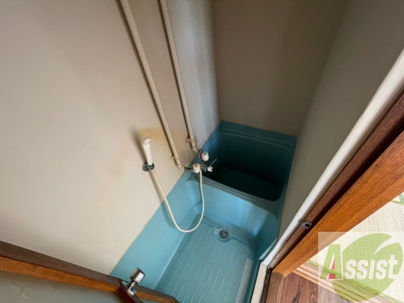 バス・シャワールーム　お風呂です。少し狭いですがシャワーするには十分ですね。