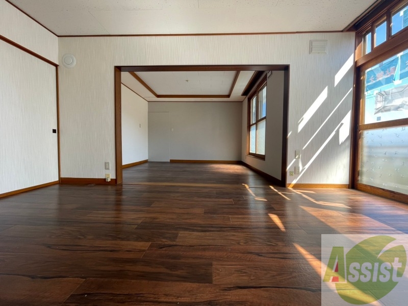 居室・リビング　リビングです。木目のフローリングが落ち着きますね。