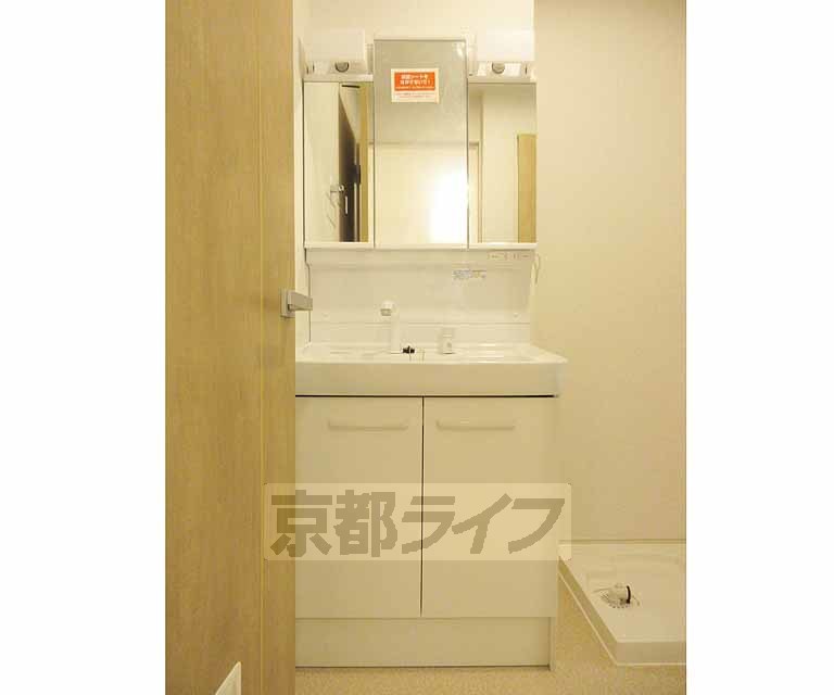 洗面設備　きれいな洗面台です