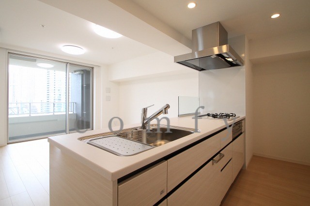 キッチン　カウンターキッチン三口グリル付きキッチン