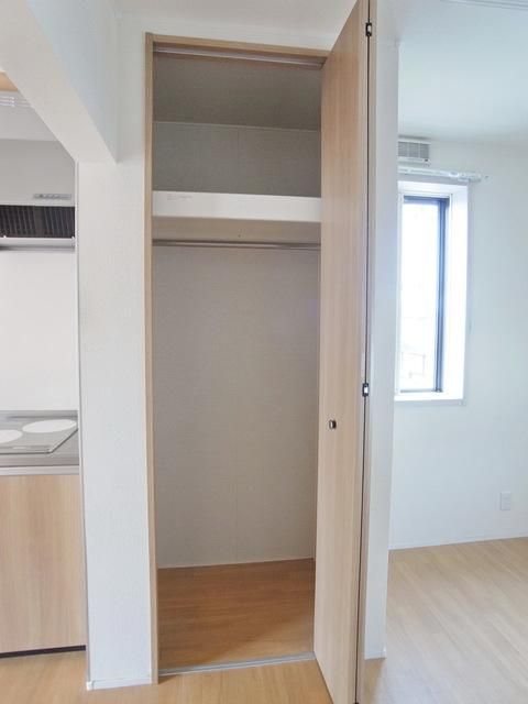 収納　♪部屋の間には服の収納がしやすいクローゼット型収納♪