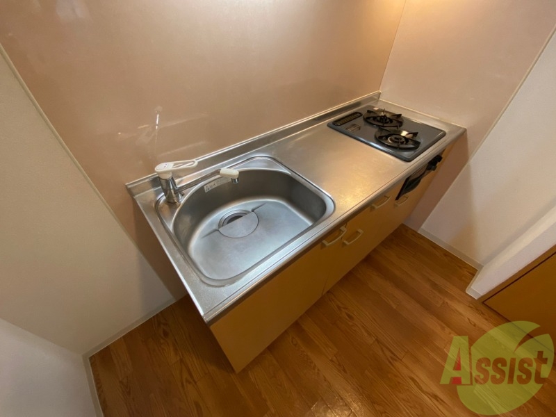 キッチン　キッチン周りは意外と物が多いので棚があるといいですね。