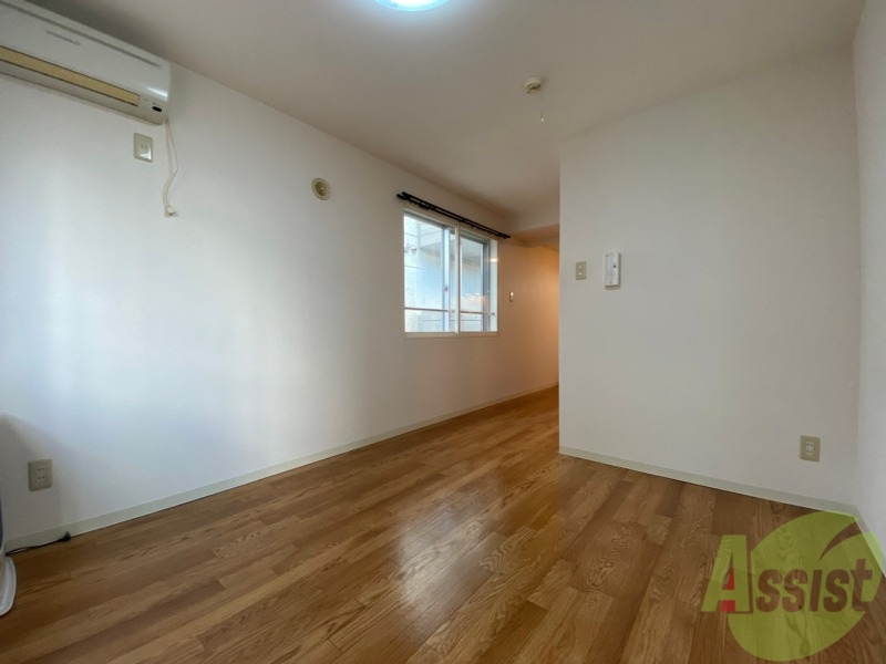 その他部屋・スペース　寝室はこちらです。光が差し込む、温かみのあるお部屋です。