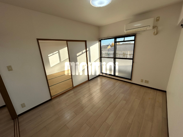 居室・リビング　インターホン付きのキッチンです