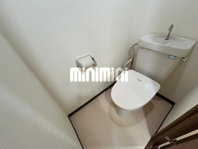 トイレ　下駄箱付きの玄関です