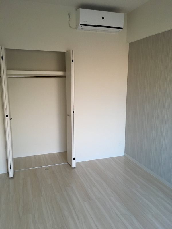 その他部屋・スペース　洋室に1基、エアコン設備です。
