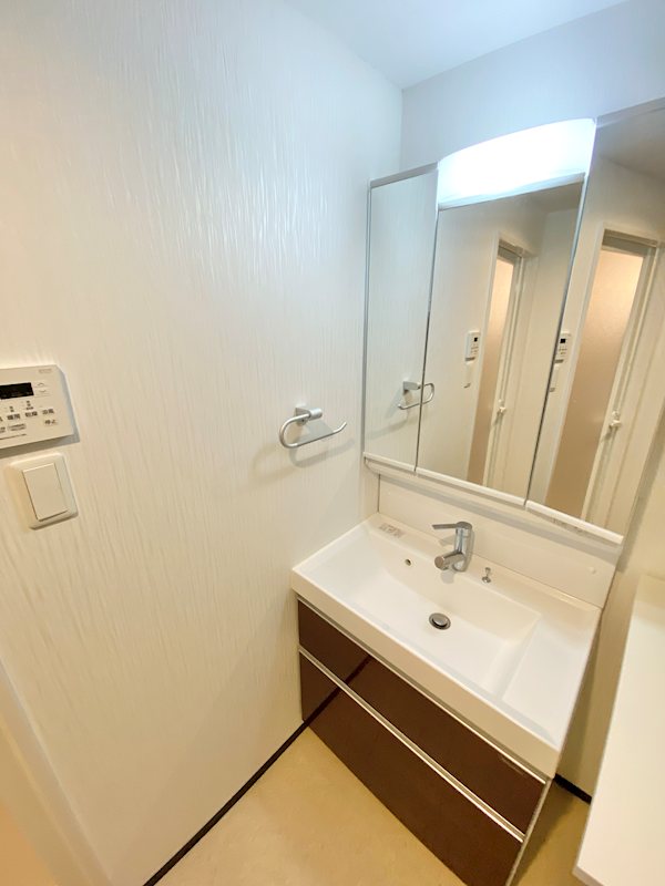 洗面設備　三面鏡付洗髪洗面化粧台