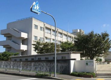 中学校　八田荘中学校（中学校）まで320m
