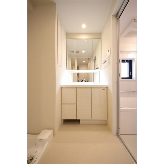 洗面設備　明るい色調の室内です