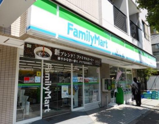 コンビニ　ファミリーマート・上馬交差点前店（コンビニ）まで422m