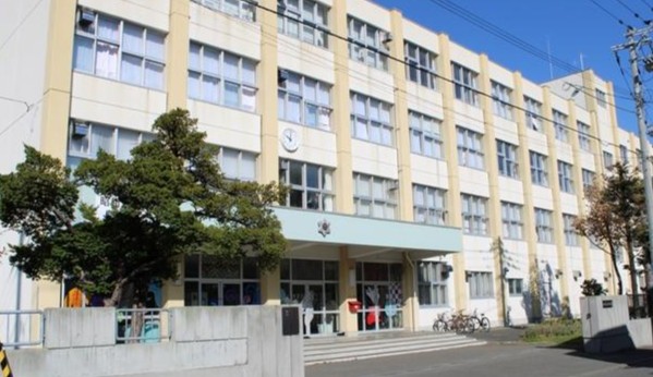 中学校　札幌市立白石中学校（中学校）まで788m