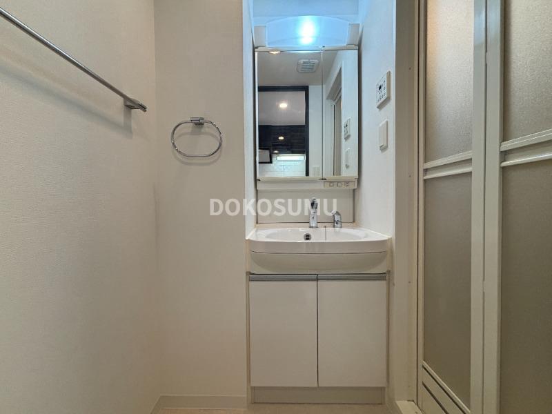 洗面設備　忙しい朝もスムーズに。使いやすさを追求した清潔な洗面空間。