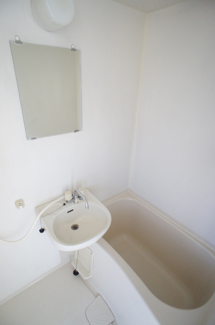 バス・シャワールーム　バストイレ別！湯船につかることで日頃の疲れを癒せます♪