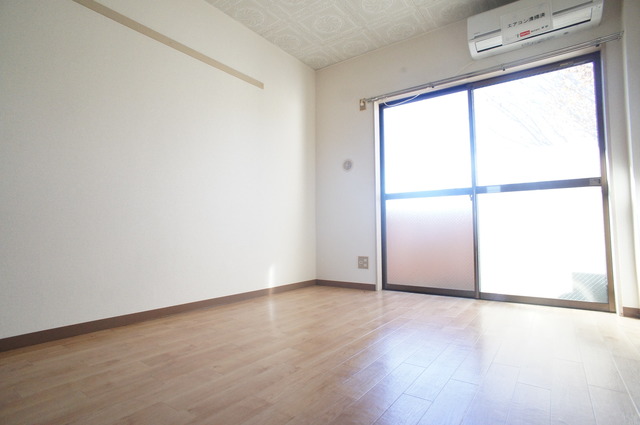 居室・リビング　人気の南西向きなので暖かな日差しが入りますね♪