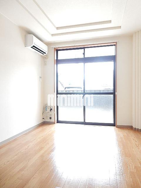 居室・リビング　エアコン付き、明るいリビングです。