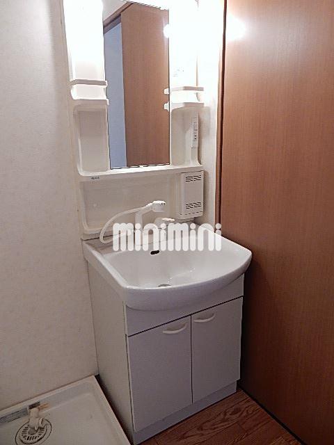 洗面設備　綺麗な洗面台です。