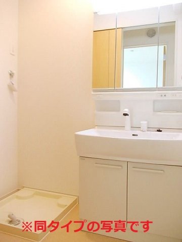 洗面設備　明るい洗面所です