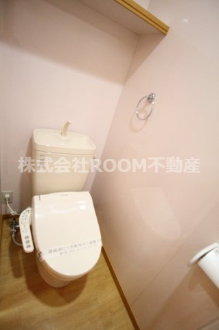 トイレ　落ち着いた色調のトイレです