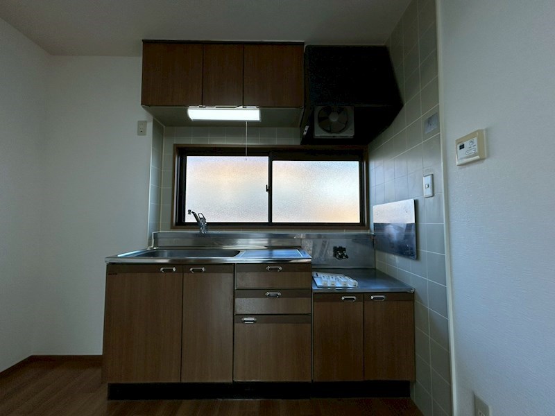 キッチン　キッチンは上部にも収納スペースあります。