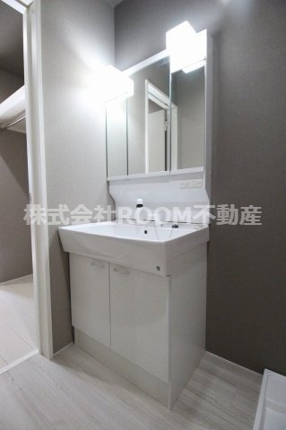 洗面設備　朝の支度にも助かる、独立の洗髪洗面化粧台