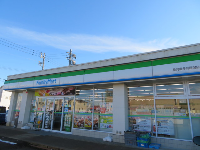 コンビニ　ファミリーマート長岡喜多町鐙潟店（コンビニ）まで756m