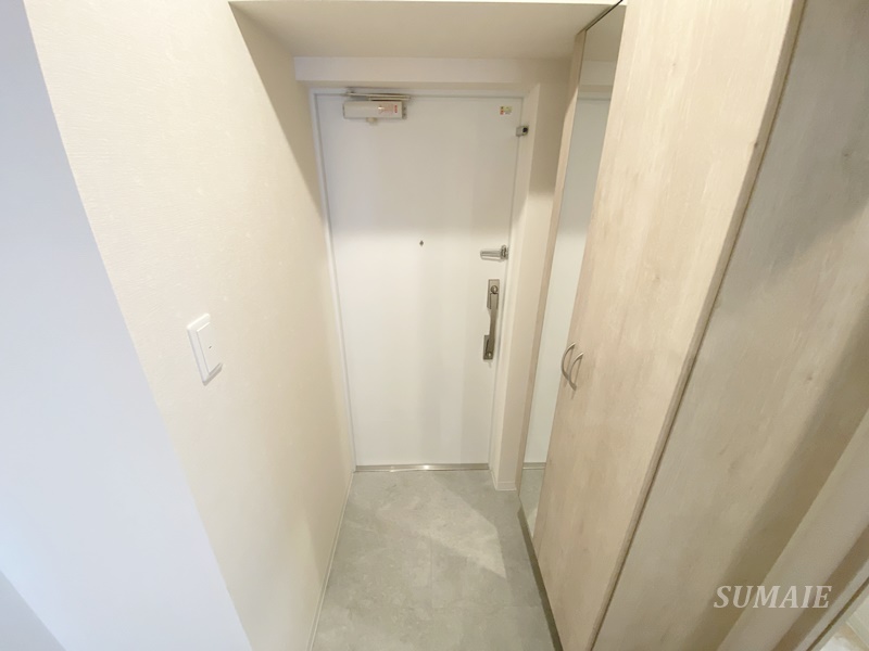 玄関　姿見のある玄関です☆