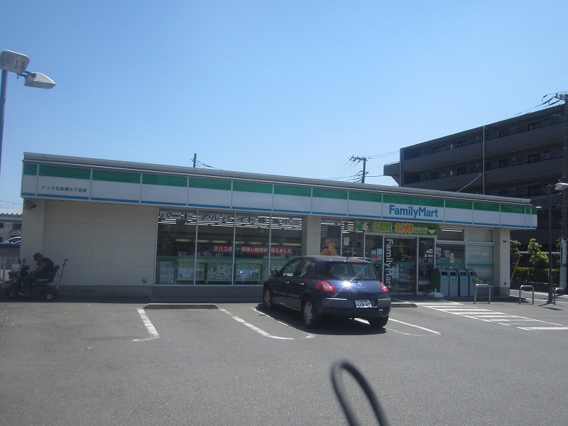 コンビニ　ファミリーマート（コンビニ）まで438m