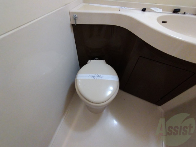 トイレ　ユニットバス内のトイレです。一人暮らしなら十分ですね。