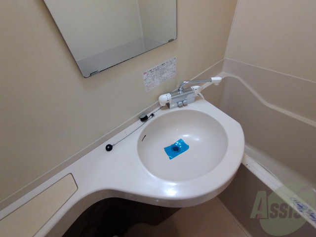 洗面設備　ユニットバス内の洗面台です。朝の身支度もスムーズです。