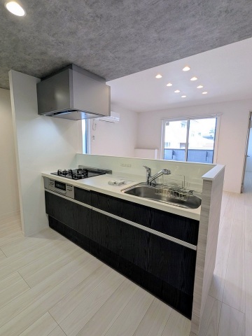 キッチン　同メーカー同仕様：3口ガスコンロとグリル付きシステムキッチン