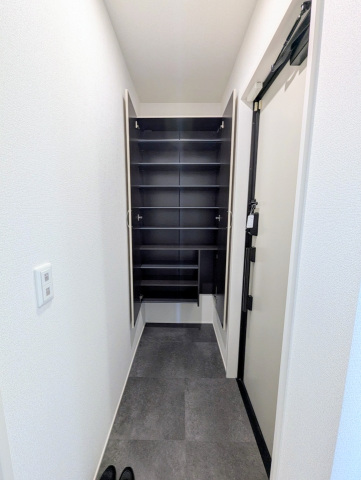 玄関　同メーカー同仕様：シューズボックス付き