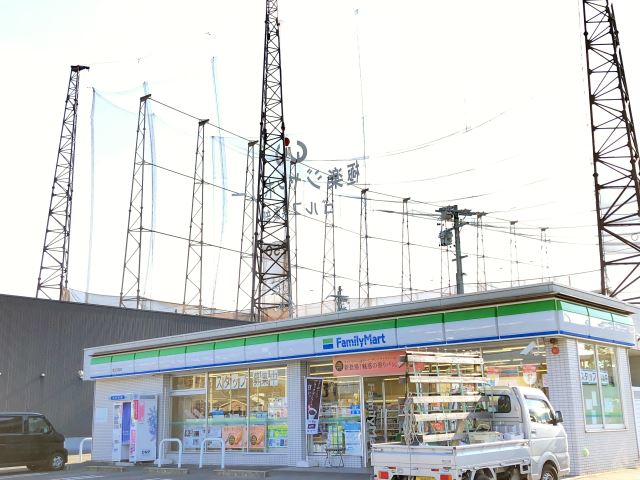 コンビニ　ファミリーマート（コンビニ）まで330m